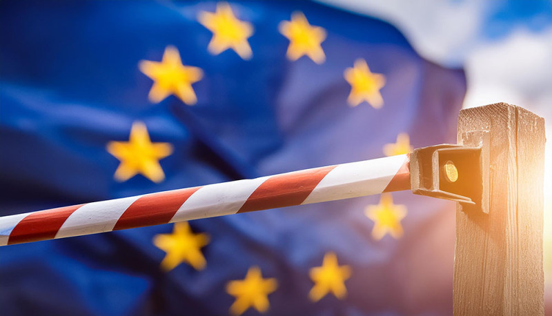 Schranke mit Flagge der europäischen Union im Hintergrund