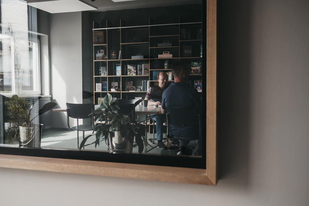 meeting im Besprechungsraum mit Blick auf modernes Büro