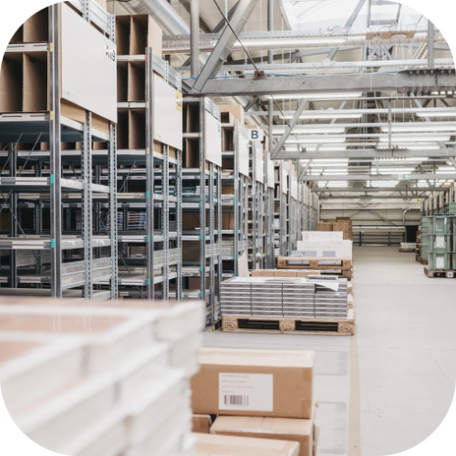 Regalsysteme, Paletten und Lagerflächen im modernen Logistikzentrum