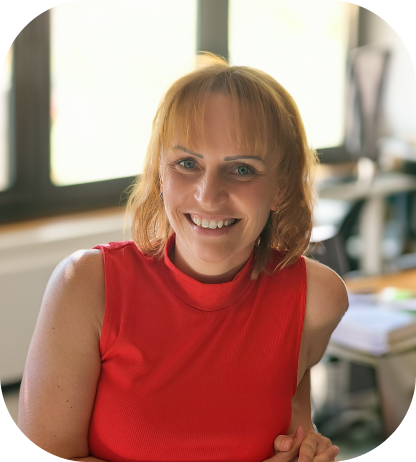 Mitarbeiterin Marion Kapitza aus dem agorando-Recruiting-Team im B&uuml;ro.
