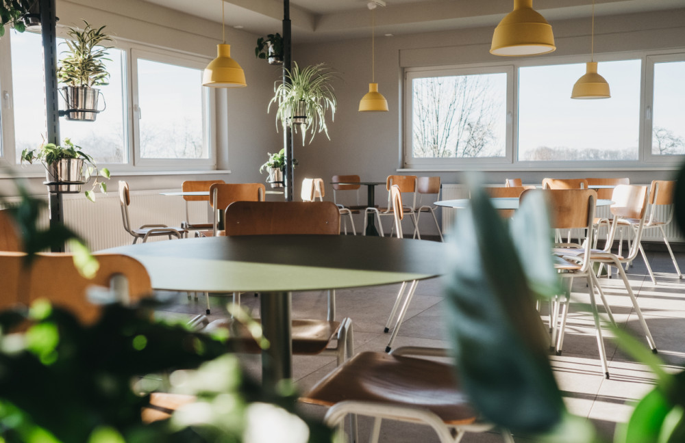 Moderner heller Aufenthaltsbereich und Arbeitsplatz im Unternehmen