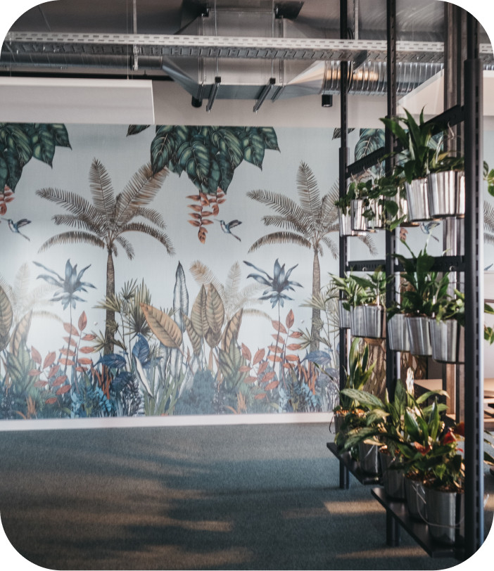 Modernes Büro mit Pflanzenwand und begrüntem Innenraum